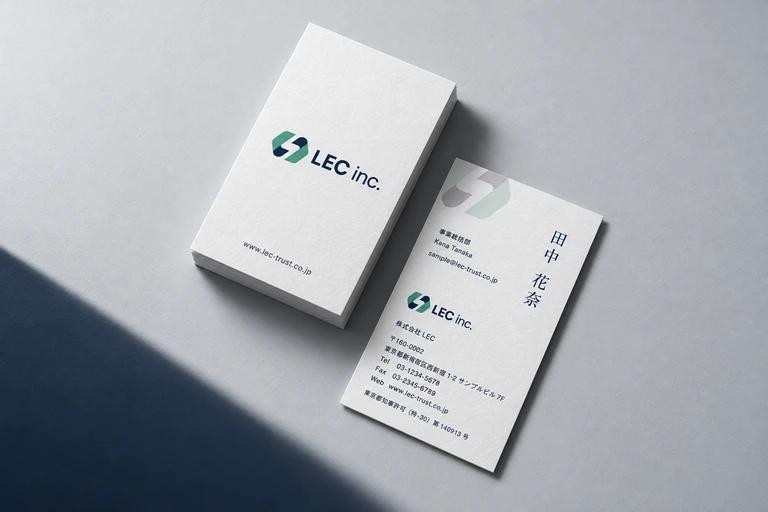 LECのロゴと白地の名刺デザイン